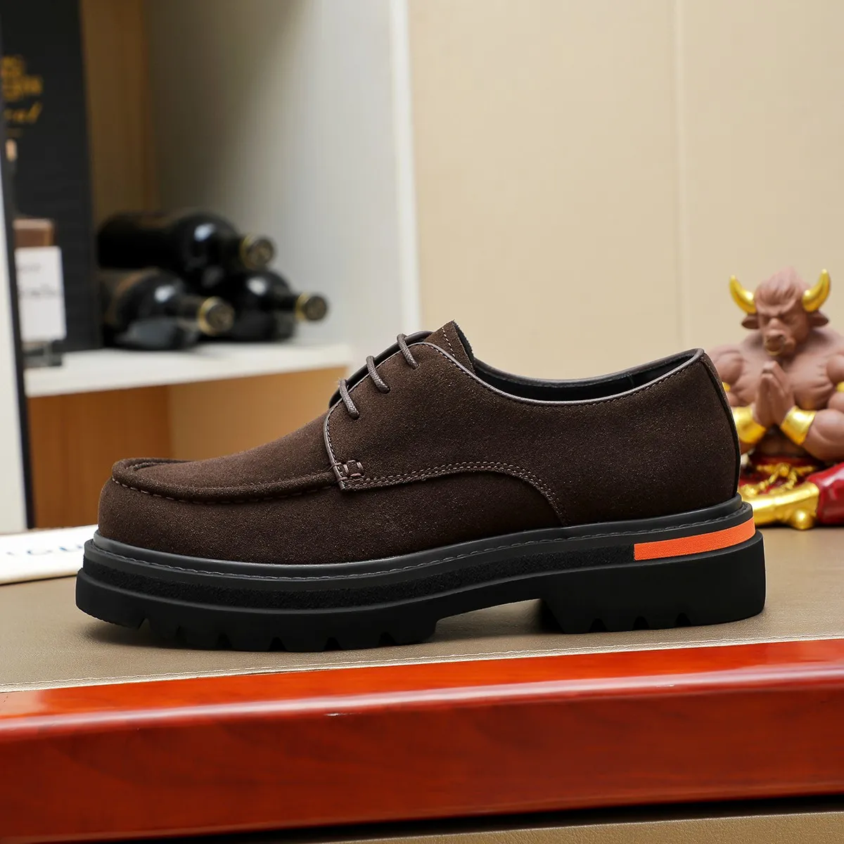 Men's shoes 💰660 💰 Louis Vuitton LV ® Autumn and Winter 🆕 models 🔛Full shoe counter First layer cowhide, 🐂Leather lined casual shoes for men, super soft outsole, essential for driving. Counter synchronization Original first layer cowhide Completely 1:1 mold customization 🌹Top version, 2 colors available! Number: 38-45 (37.46. Customized)